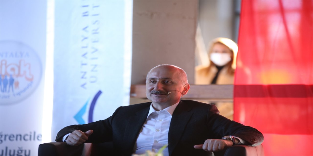 Ulaştırma ve Altyapı Bakanı Karaismailoğlu, Antalya'da üniversite öğrencileriyle bir araya geldi