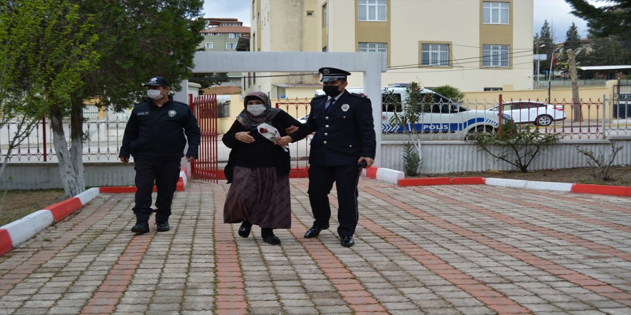 Şehit annesi bir yıldır ziyaret edemediği oğlunun mezarına polislerin yardımıyla gitti