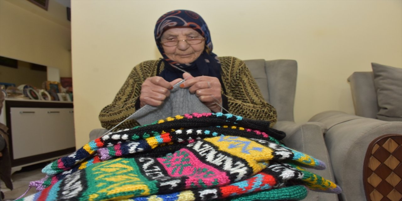 Aydınlı 93 yaşındaki kadın, Erdoğan için ördüğü çorapları AK Parti yöneticilerine verdi