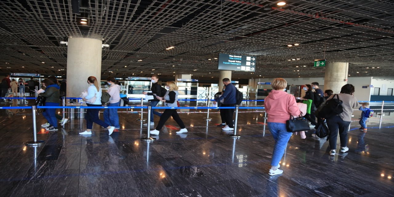 Muğla'da Rus turist kafilesini taşıyan yolcu uçağı havalimanında "su takı"yla karşılandı