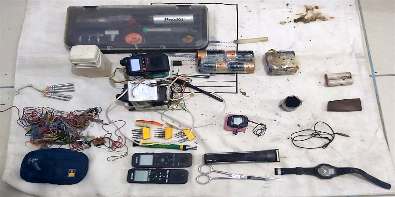 Bitlis'te PKK'lı teröristlere ait malzemeler imha edildi