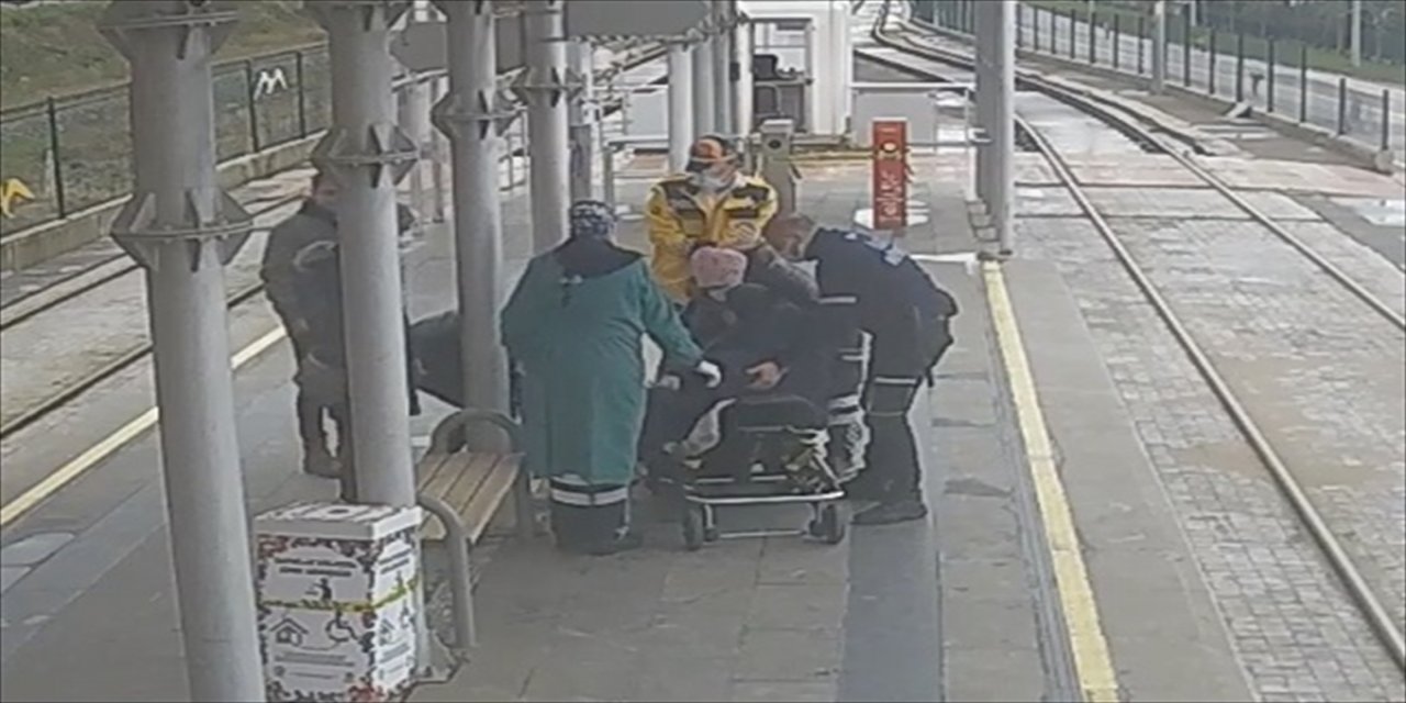 Samsun'da tramvay beklerken kalp krizi geçiren kişiyi güvenlik görevlisi kurtardı
