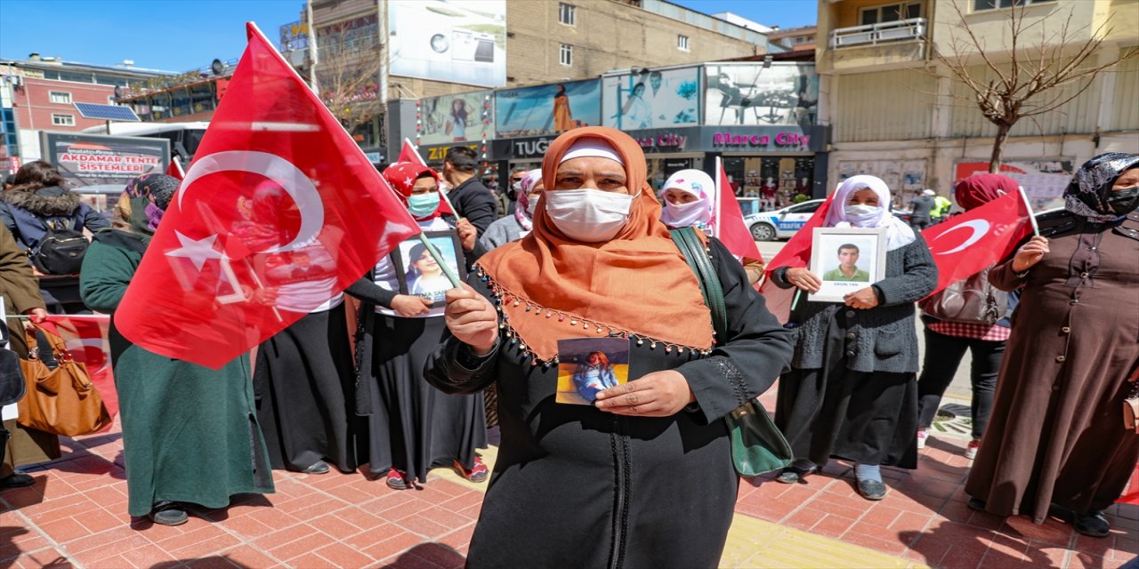 Van'da çocuklarının dağa kaçırılmasından HDP'yi sorumlu tutan aileler eylem yaptı