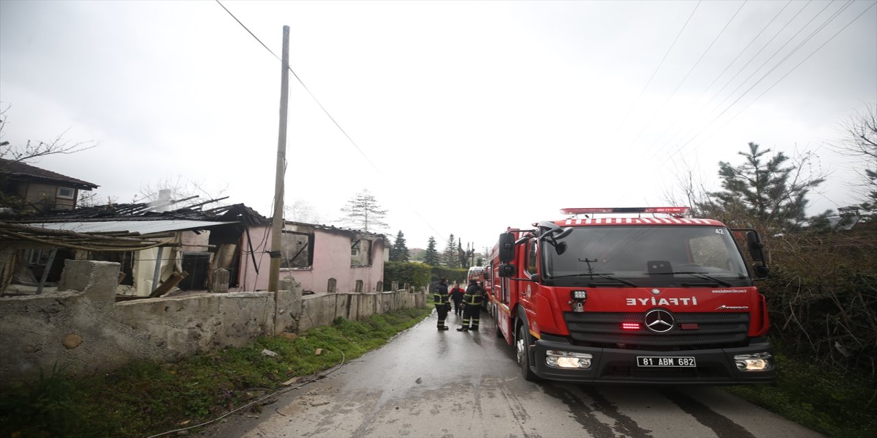 Düzce'de çıkan yangında 2 ev kullanılamaz hale geldi