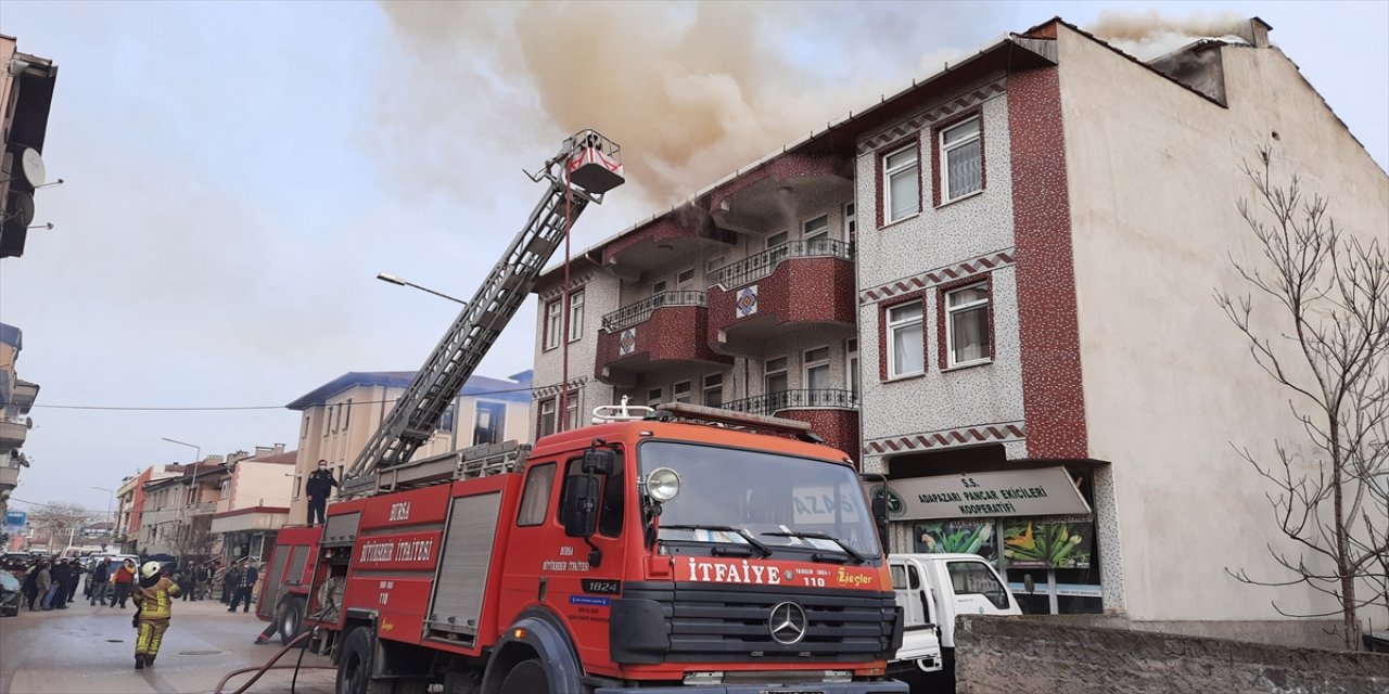 Bursa'da yangın çıkan binadaki Kovid-19 hastaları ambulansla hastaneye kaldırıldı