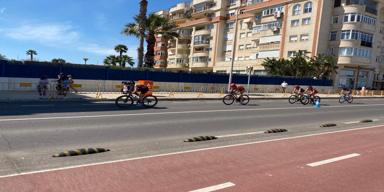 Milli sporcular Esra Gökcek ve Gültiğin Er, Avrupa Triatlon Kupası'nda yarıştı