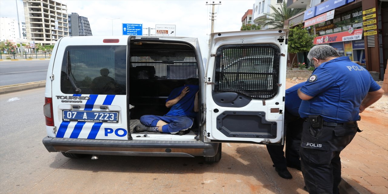 Antalya'da şüpheliyi kovalarken düşen polis memuru kolundan yaralandı