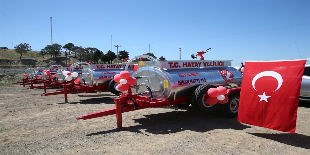 Bakan Bekir Pakdemirli, Adana'daki yangında ekili arazilerin zarar görmediğini bildirdi