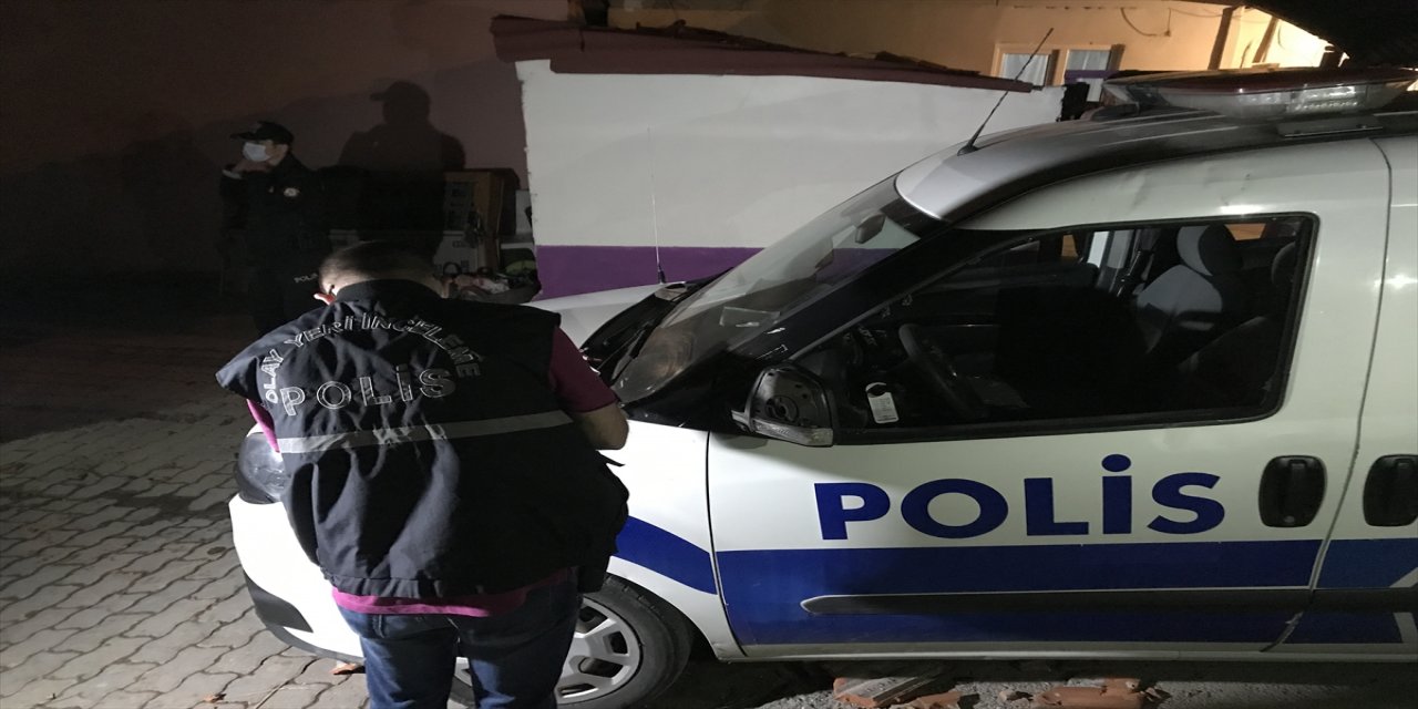 Edirne'de kavga ihbarına giden polis ekibinin aracına kiremit atılarak zarar verildi