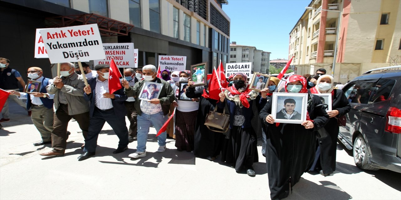 Vanlı aileler çocuklarına kavuşmak için HDP İl Başkanlığı önünde eylem yaptı