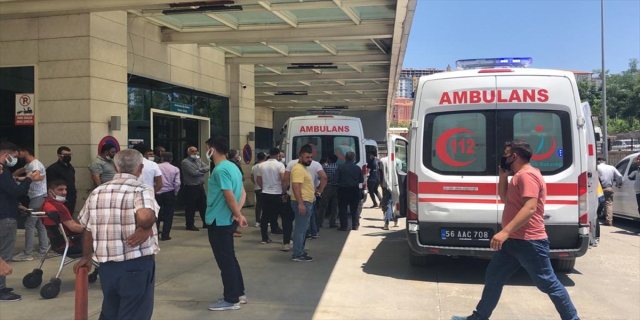 Siirt'te tarım aracının devrilmesi sonucu baba yaralandı, oğlu hayatını kaybetti