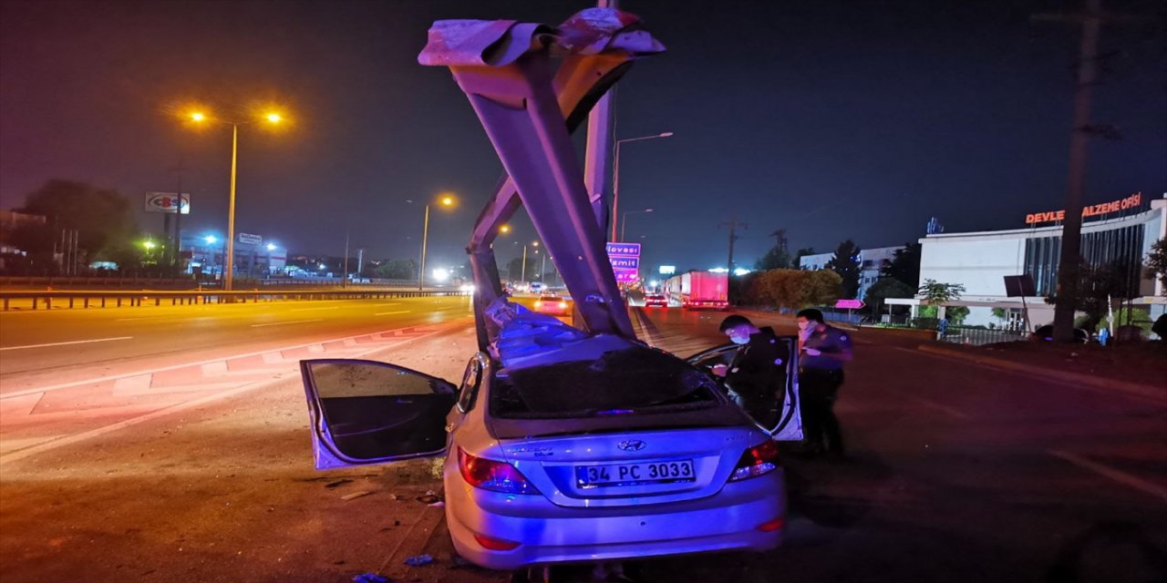 Kocaeli'de bariyerlere çarpan otomobildeki 3 kişi yaralandı
