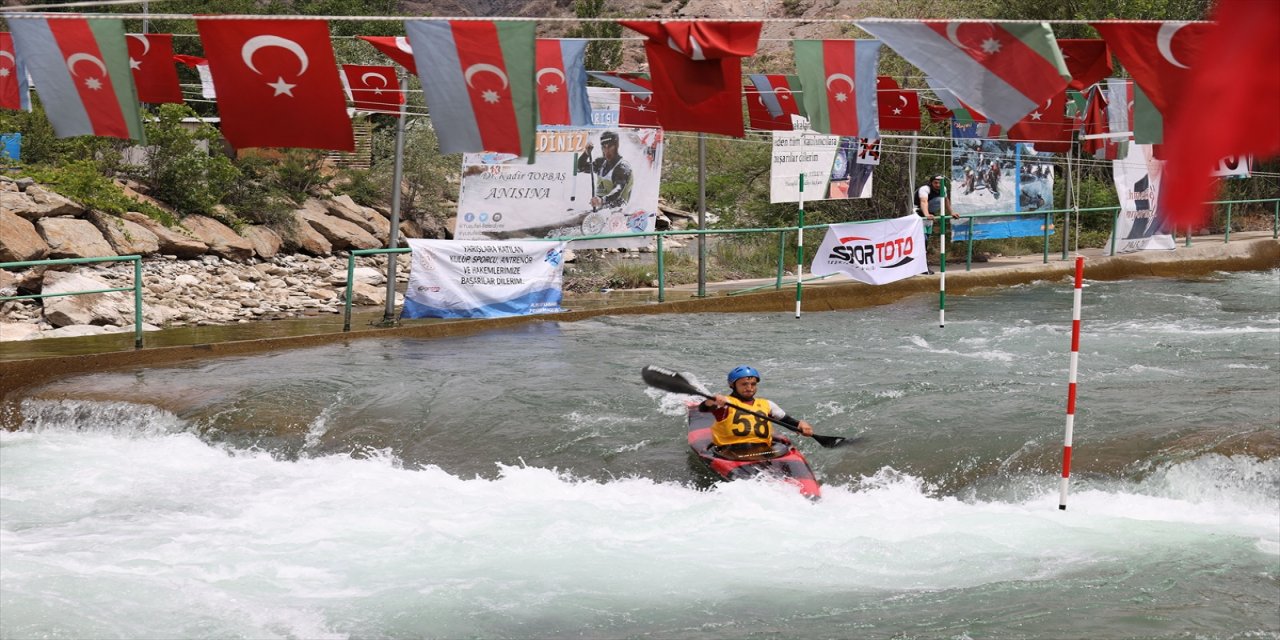 Akarsu Kano Slalom Türkiye Kupası yarışları Artvin'de başladı