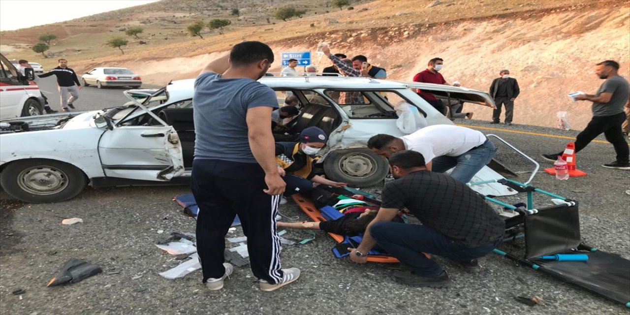 Siirt'te kamyonet ve otomobil çarpıştı:  9 yaralı