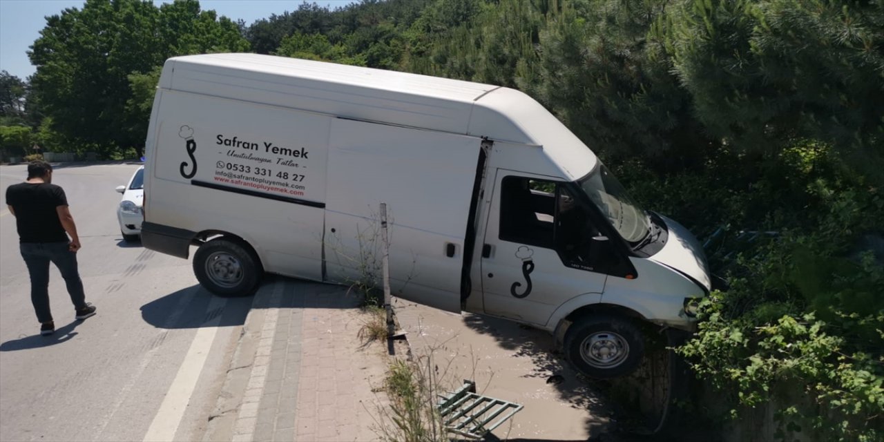 Kocaeli'de bariyerlere çarpan panelvan dere kanalının üzerinde asılı kaldı: 1 yaralı