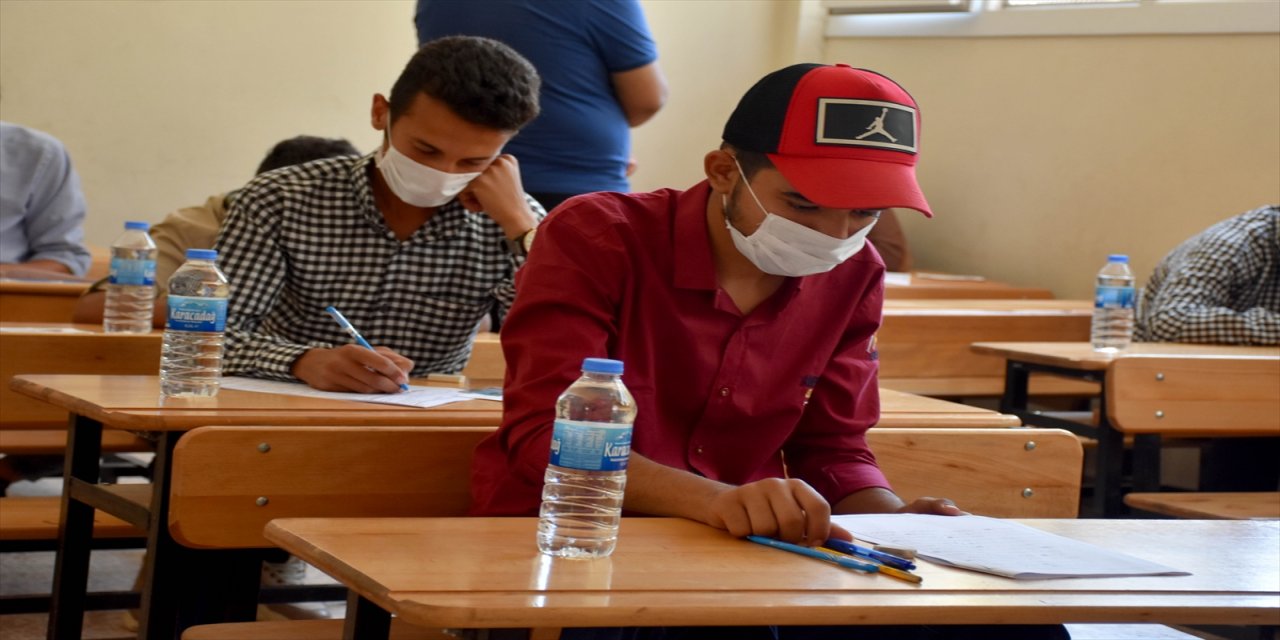 Terör örgütü YPG/PKK'dan temizlenen Tel Abyad ilçesinde liselere geçiş sınavı başladı