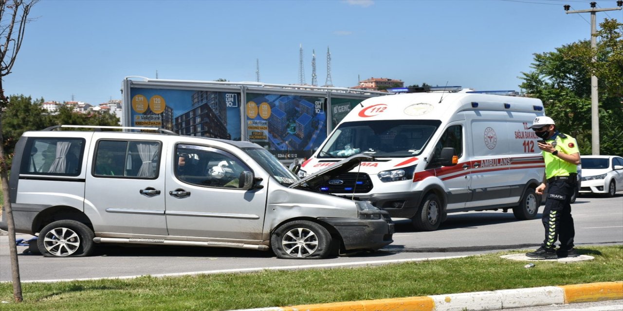 Balıkesir'de refüje çarpan hafif ticari aracın sürücüsü öldü