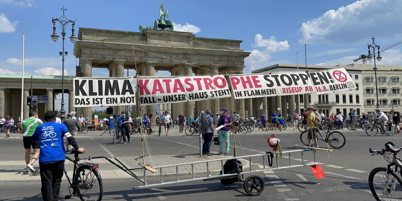 Almanya'da hükümetin ulaşım ve iklim politikaları bisiklet konvoylarıyla protesto edildi