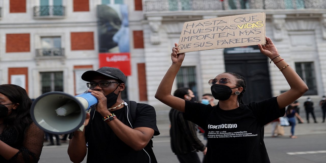 İspanya'daki siyahi Afrikalılar Madrid'de ırkçılık karşıtı gösteri düzenledi