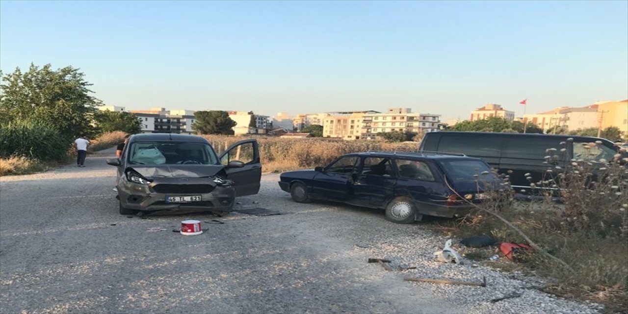 Manisa'da otomobil ile hafif ticari araç çarpıştı: 4'ü çocuk, 8 yaralı