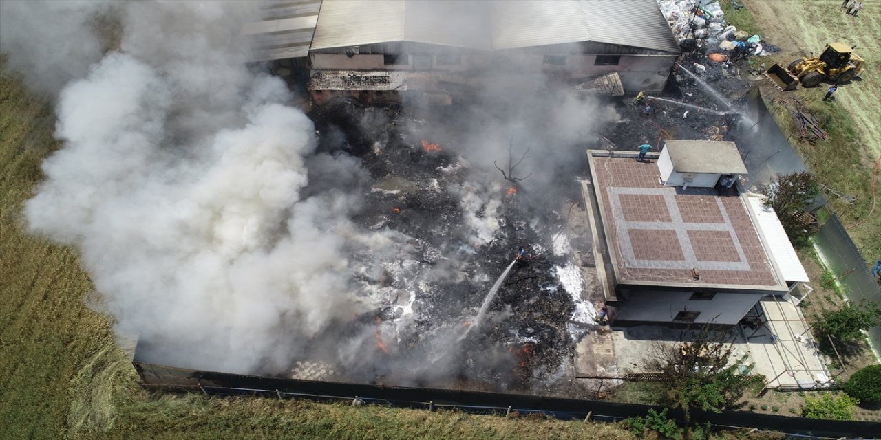 Bursa'da geri dönüşüm tesisinin atık sahasındaki plastik malzemeler yandı