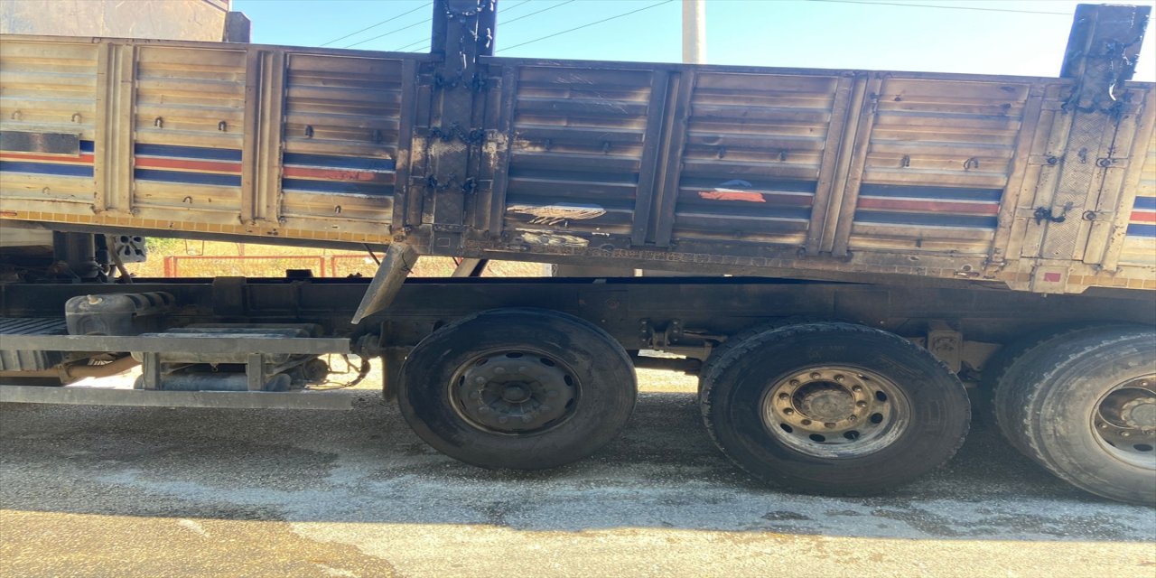 Antalya'da saman yüklü kamyon seyir halindeyken alev aldı