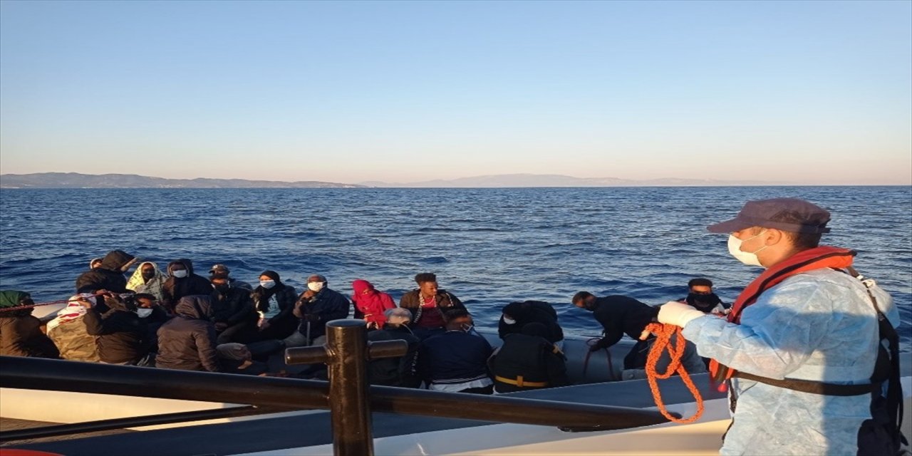 İzmir açıklarında Türk kara sularına itilen 131 düzensiz göçmen kurtarıldı