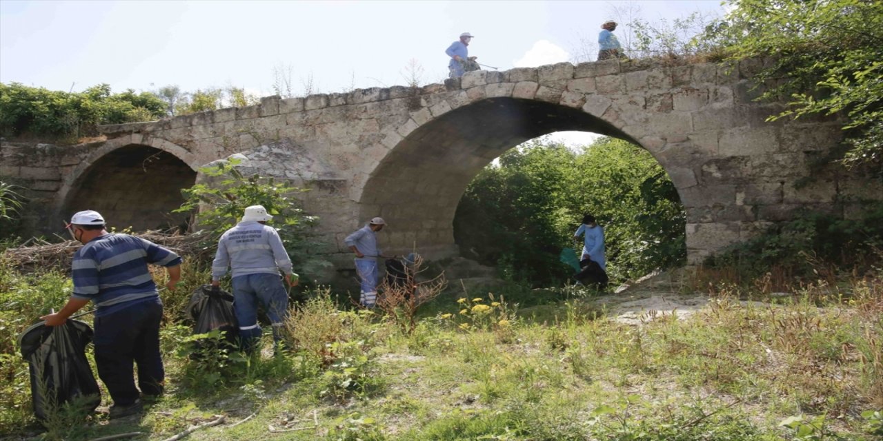 Adana'da sahil şeridi ve tarihi alanlardaki atıklar temizlendi