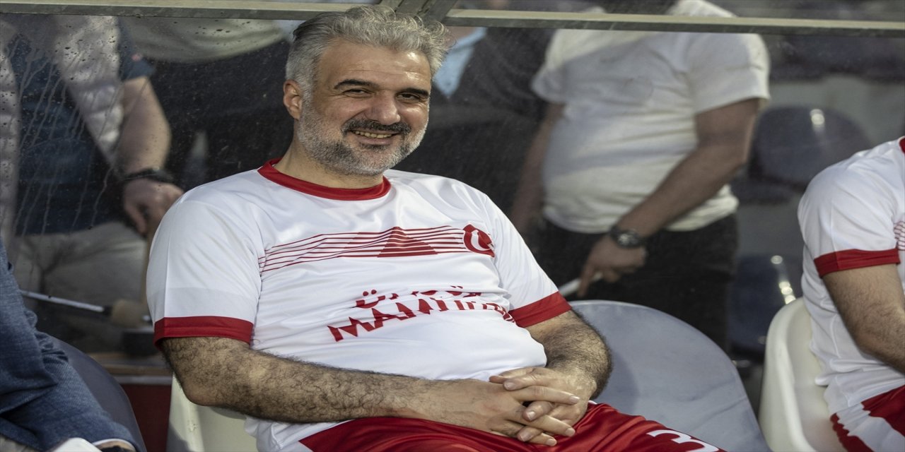 AK Parti İstanbul İl Başkanı Kabaktepe, ünlü isimlerin de katıldığı dostluk maçında sahaya çıktı