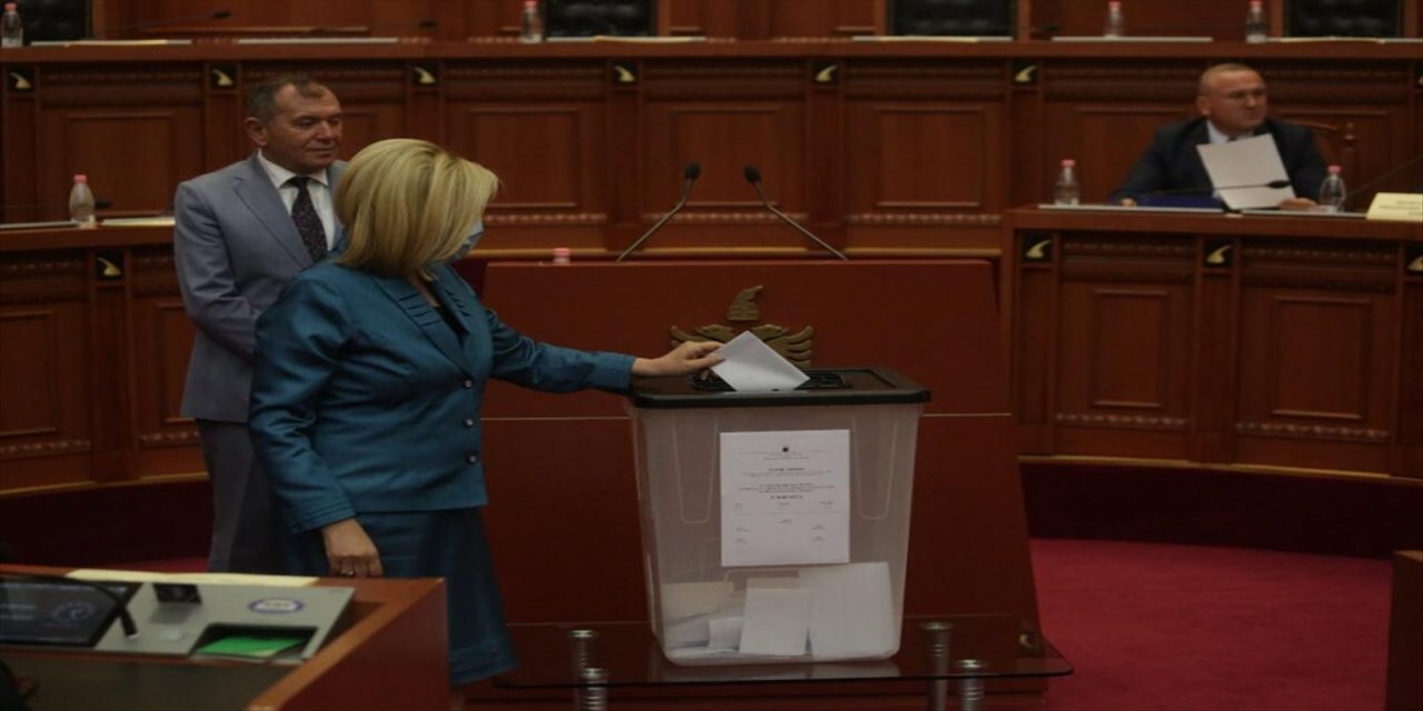 Arnavutluk Meclisi, Cumhurbaşkanı Meta'nın görevden alınmasına yönelik talebi onayladı