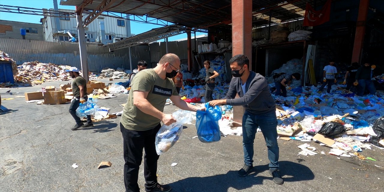 Güngören'de yanlışlıkla çöpe atılan 10 bin lira değerindeki ihracat ürünleri bulunarak sahibine teslim edildi