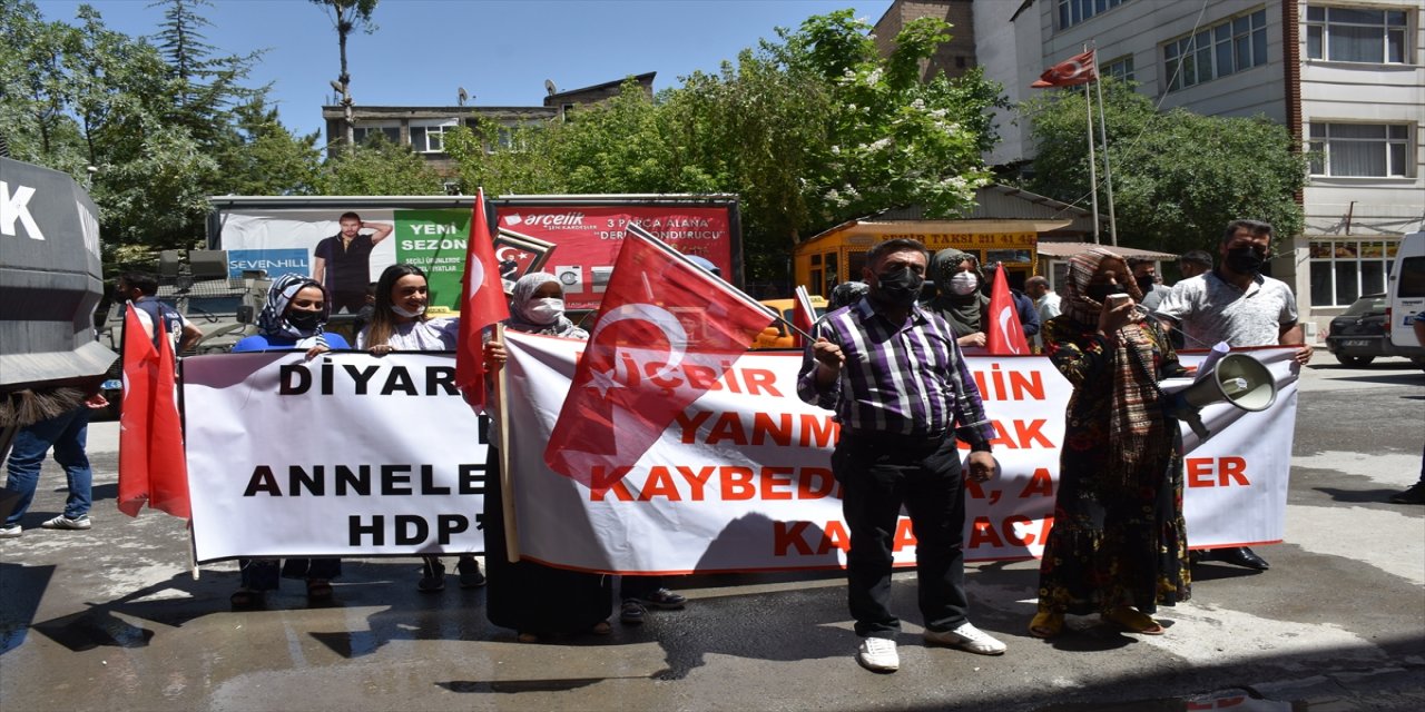 Hakkari'de terör mağduru aileler HDP İl Başkanlığı önünde eylem yaptı