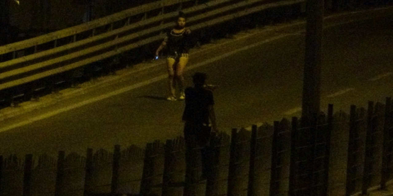 Antalya'da kendisini sakinleştirmeye çalışan bekçilerden kaçan genç kız, kovalamacayla yakalandı