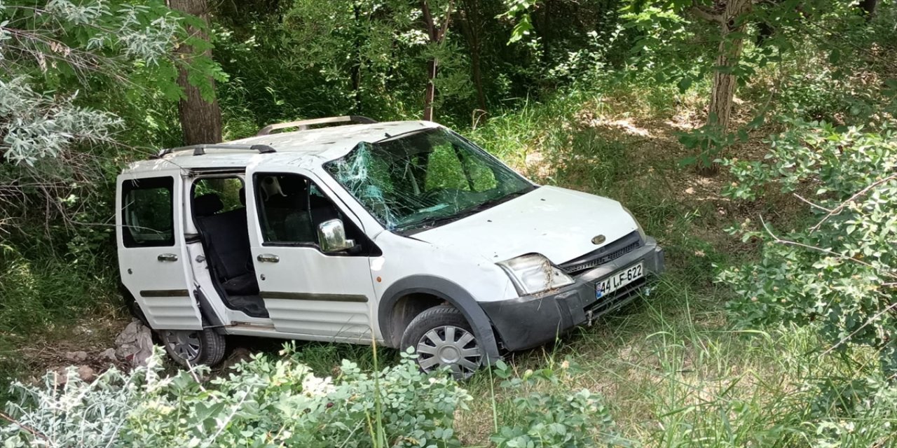Elazığ'da hafif ticari araç devrildi: 3 yaralı