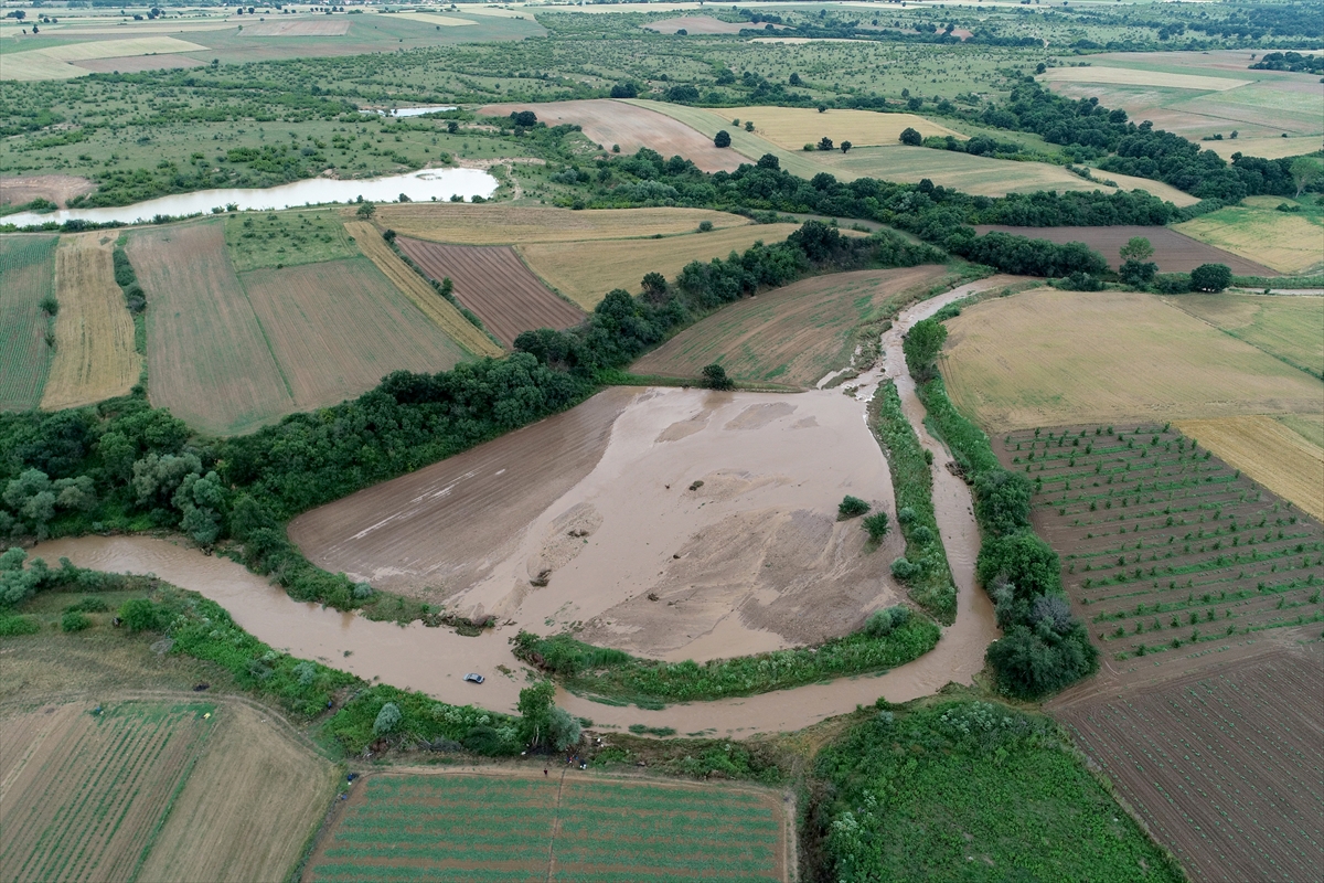 Kırklareli'nde sağanak nedeniyle derelerin taşması sonucu iki otomobil suya kapıldı