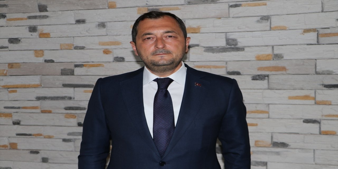 Tekirdağ'da su borusunun patlaması dolayısıyla asfaltlanan yolun bozulması belediyeleri karşı karşıya getirdi