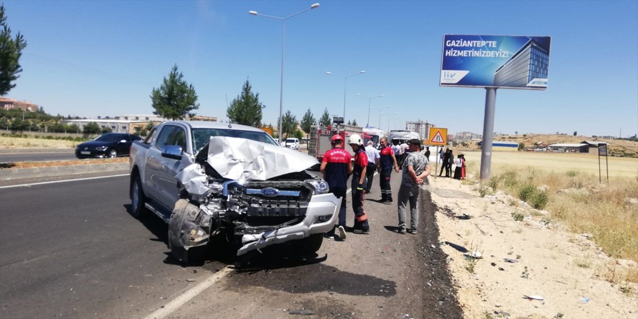 Mardin'de öğretmenleri taşıyan minibüs ile kamyonet çarpıştı
