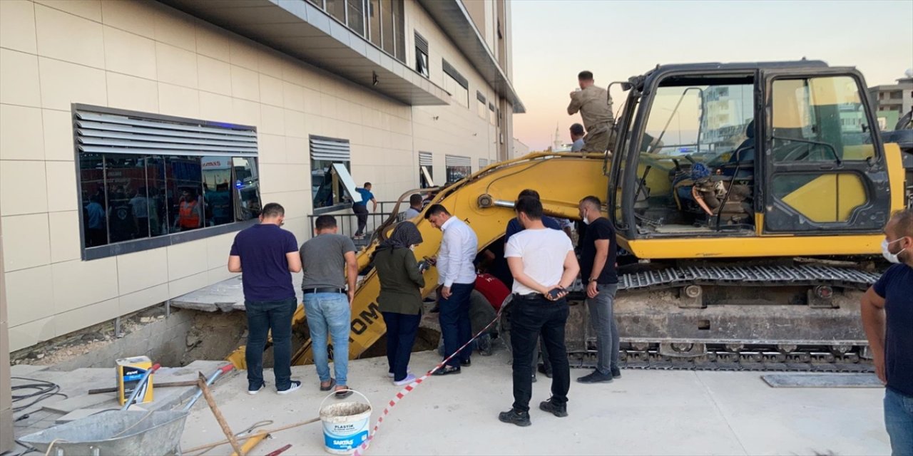 Şanlıurfa'da kayan toprağın altında kalan 2 işçi kurtarıldı