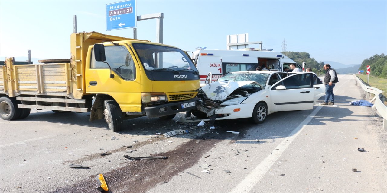 Bolu'da otomobil ile kamyon çarpıştı: 4 yaralı