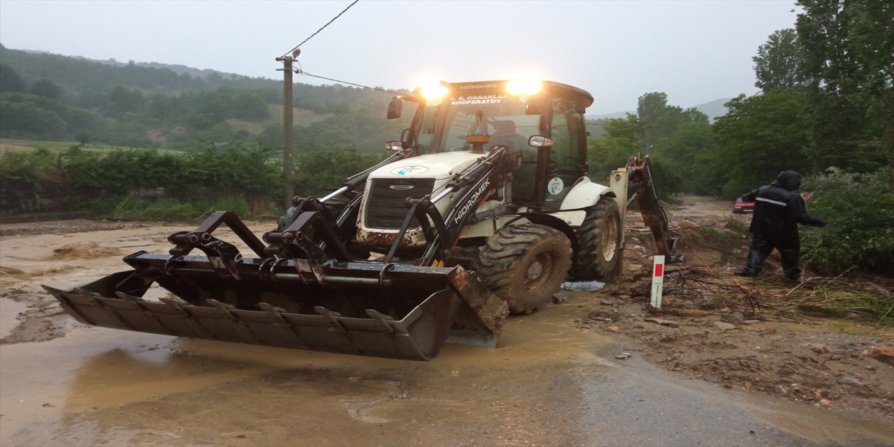 Kütahya'da sağanak nedeniyle 2 köyde sel meydana geldi, tarım arazileri zarar gördü