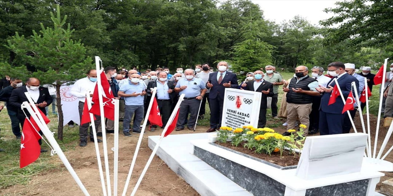 Eski milli güreşçi Vehbi Akdağ, Tokat'taki kabri başında anıldı