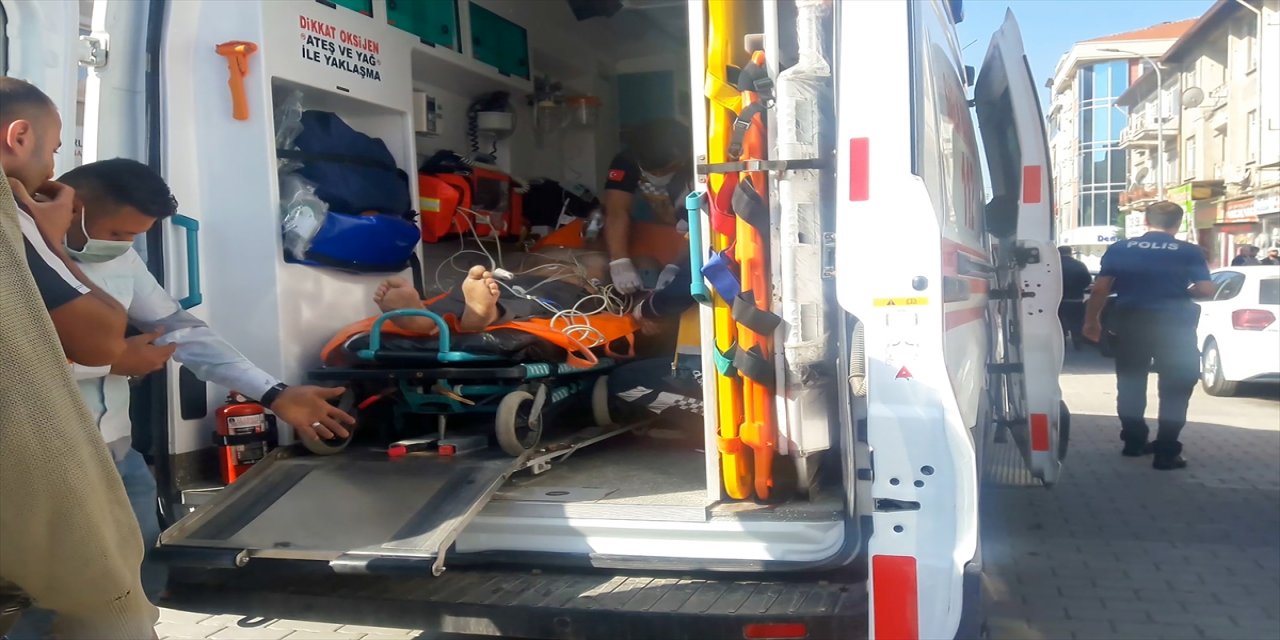 Kütahya'da yangın çıkan evde dumandan etkilenen kişi hastaneye kaldırıldı