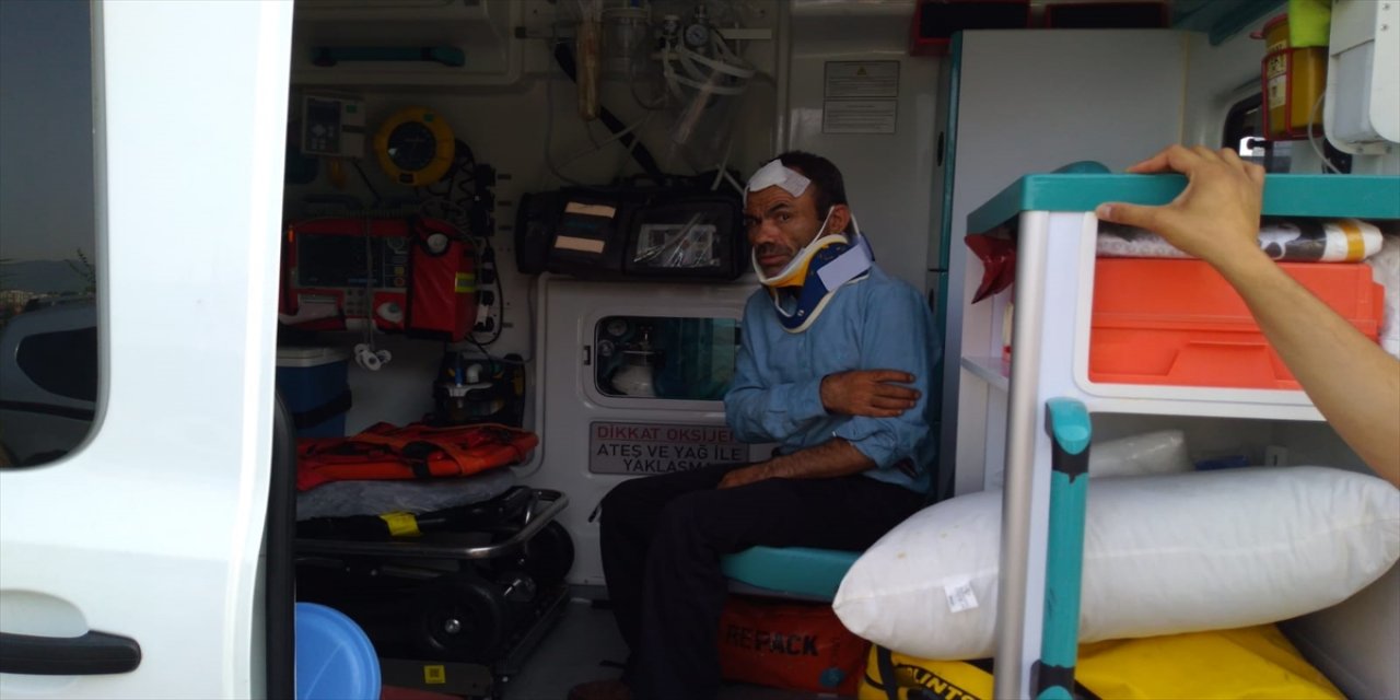 Manisa'da 5 aracın karıştığı zincirleme trafik kazasında 17 kişi yaralandı