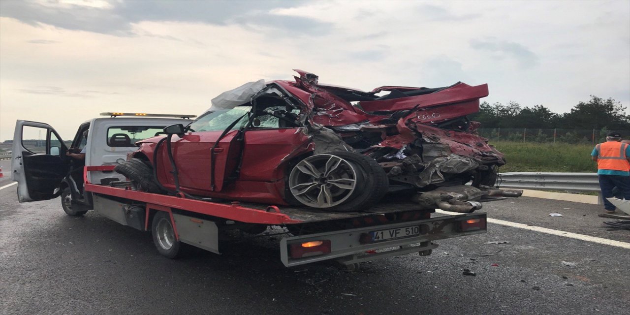 Kuzey Marmara Otoyolu'nda 3 aracın karıştığı kazada 16 yaşındaki genç öldü, 1 kişi yaralandı