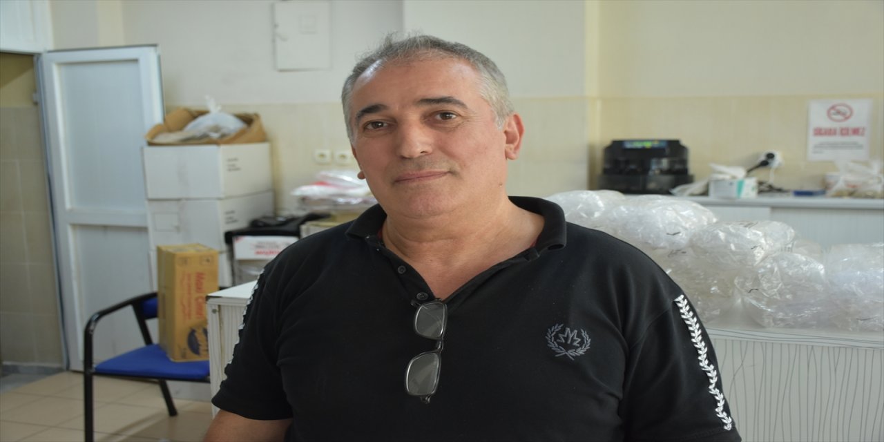 Malatya'da esnafın asma katın çökmesiyle oğlunun üstüne düşmesi kameraya yansıdı