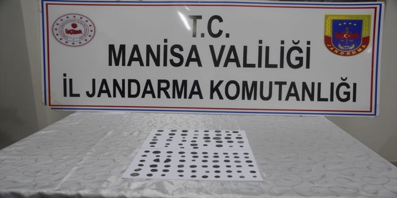 Manisa'da 104 sikke ele geçirildi, 3 kişi yakalandı