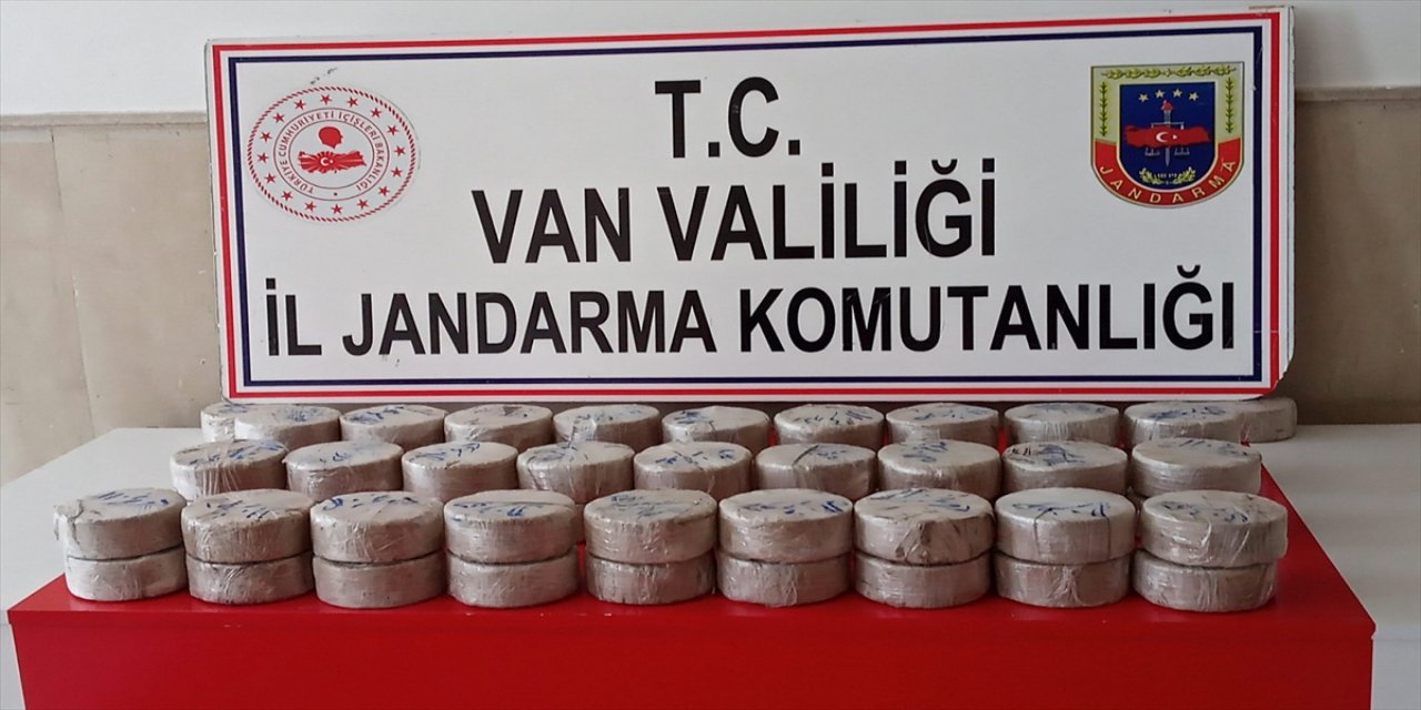 Van'da iki kişinin araziye gömdüğü çantada 29 kilogram eroin ele geçirildi