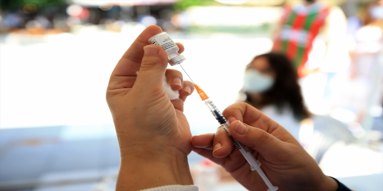 Kırklareli'nde sağlık çalışanlarının aşılanan 18 yaş ve üzerindeki çocuklarından akranlarına "aşı olun" çağrısı