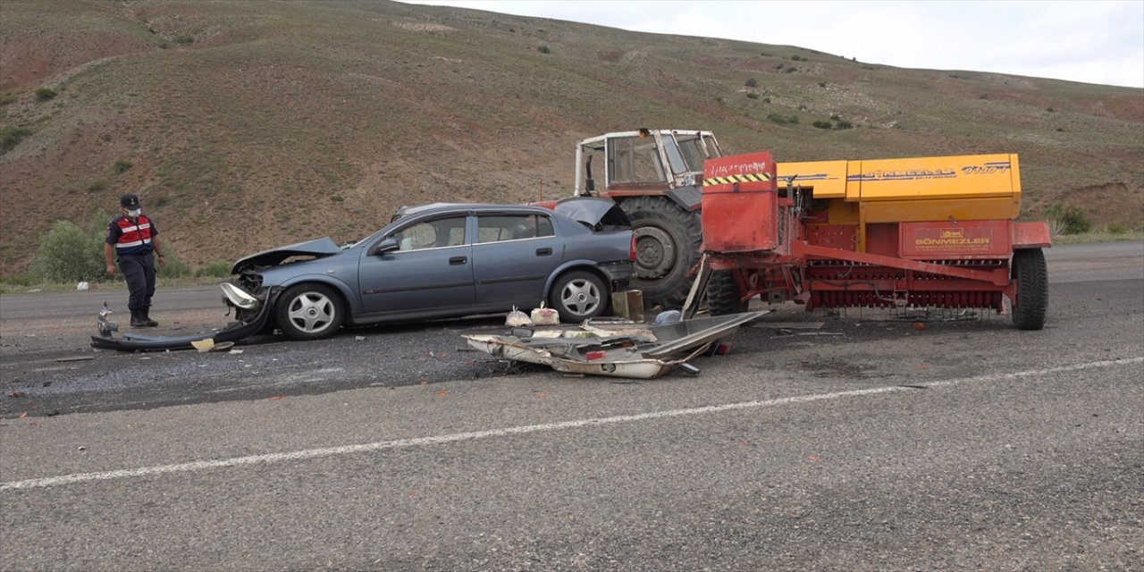 Sivas'ta otomobil ile traktör çarpıştı: 4 yaralı