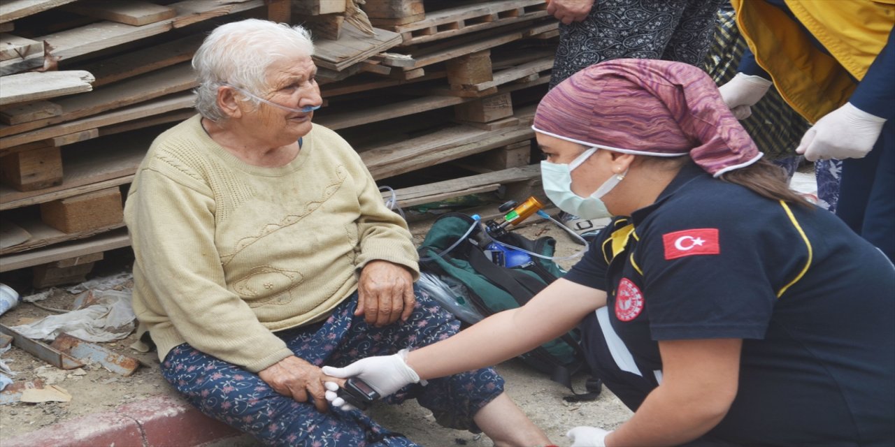 Amasya'da itfaiye yangın çıkan evde bulunan kedi yavrularını kurtardı